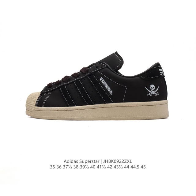 阿迪达斯 Adidas Superstar 三叶草经典贝壳头系列 新款休闲板鞋潮流男女士运动鞋 。鞋面柔软皮革材质 标志性的贝壳鞋头，锯齿三条纹，简约的线条。就