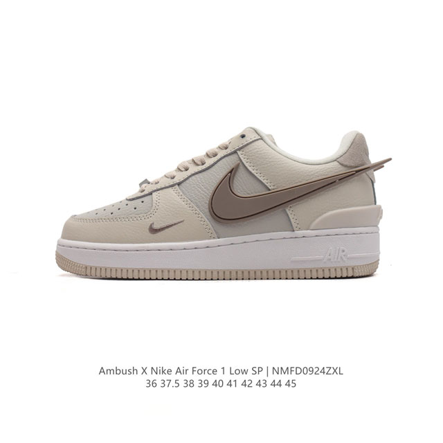 耐克 空军一号 Af1 低帮休闲板鞋 Ambush X Nk Air Force 7 Low Sp 空军一号联名标志性的swoosh延伸至鞋跟之外，鞋舌和鞋垫上