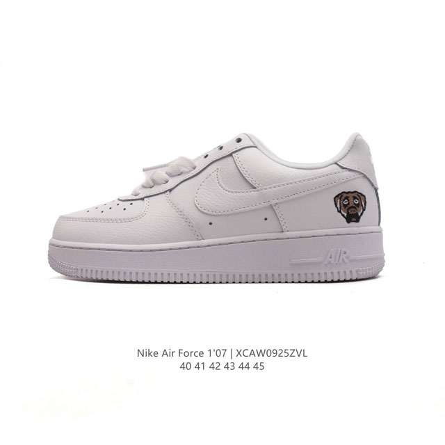 耐克 Nike Air Force 1 '07 Low 空军一号含气垫 低帮百搭厚底增高休闲运动板鞋。柔软、弹性十足的缓震性能和出色的中底设计，横跨复古与现代的