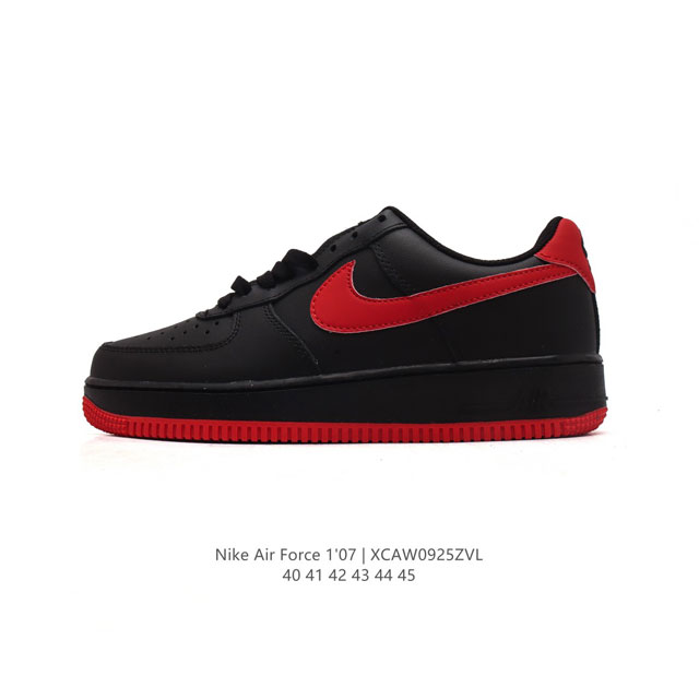 耐克 Nike Air Force 1 '07 Low 空军一号含气垫 低帮百搭厚底增高休闲运动板鞋。柔软、弹性十足的缓震性能和出色的中底设计，横跨复古与现代的