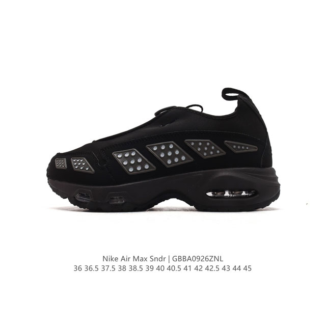 公司级 耐克 Max Snrd 气垫缓震运动跑步鞋 創新 Air Max Sndr 自 1999 年便走在時代尖端，如今強勢回歸，氣勢更勝以往。從鞋跟處的穩固貼