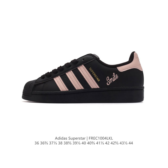 阿迪达斯 Adidas Superstar 三叶草经典贝壳头系列 新款休闲板鞋潮流男女士运动鞋 。鞋面柔软皮革材质 标志性的贝壳鞋头，锯齿三条纹，简约的线条。就