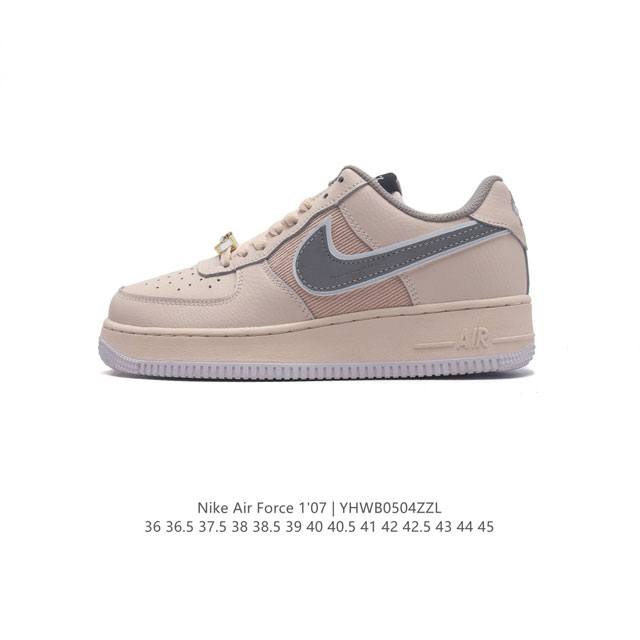 耐克 Nike Air Force 1 '07 空军一号男女子运动鞋复古篮球鞋，巧妙结合复古美学和新潮魅力，旨在致敬 40 年来风靡世界的元年款篮球鞋。皮革织物