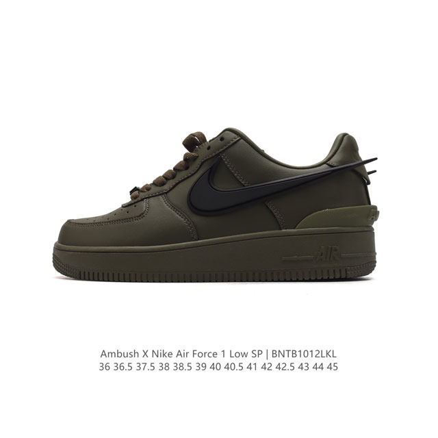 耐克 空军一号 Af1 低帮休闲板鞋 Ambush X Nk Air Force 1'07 Low Sp 空军一号联名标志性的swoosh延伸至鞋跟之外，鞋舌和