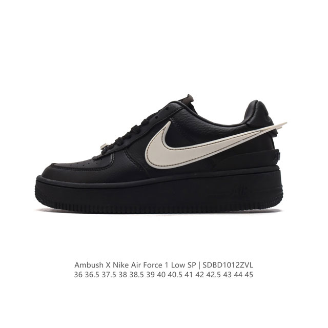 耐克 空军一号 Af1 低帮休闲板鞋 Ambush X Nk Air Force 7 Low Sp 空军一号联名标志性的swoosh延伸至鞋跟之外，鞋舌和鞋垫上