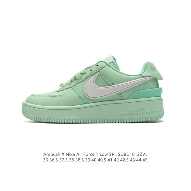 耐克 空军一号 Af1 低帮休闲板鞋 Ambush X Nk Air Force 7 Low Sp 空军一号联名标志性的swoosh延伸至鞋跟之外，鞋舌和鞋垫上