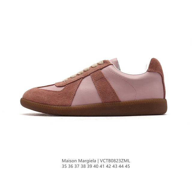 Maison Martin Margiela 马丁 马吉拉 德训休闲板鞋。牛皮革柔软细腻的特点与麋鹿皮的绒毛质感相结合，使其既有超高的柔软舒适度，又同时保持不错