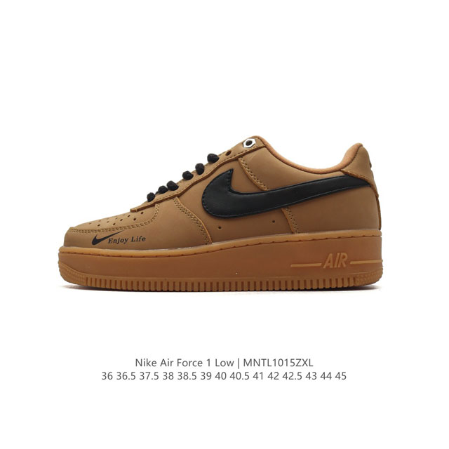 耐克 Nike Air Force 1 '07 Low 空军一号含气垫 低帮百搭厚底增高休闲运动板鞋。柔软、弹性十足的缓震性能和出色的中底设计，横跨复古与现代的