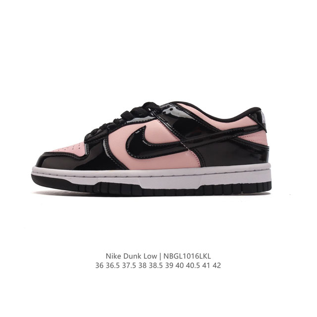 耐克 Nike Sb Dunk Low Pro 女款运动鞋复古板鞋，尽情迈步，彰显个性风采。采用柔软皮革鞋面，经久耐穿，塑就如元年款 Dunk 般的复古质感。鞋