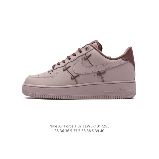 耐克 Nike Air Force 1 '07 Low 空军一号含气垫 低帮百搭厚底增高休闲运动板鞋。柔软、弹性十足的缓震性能和出色的中底设计，横跨复古与现代的