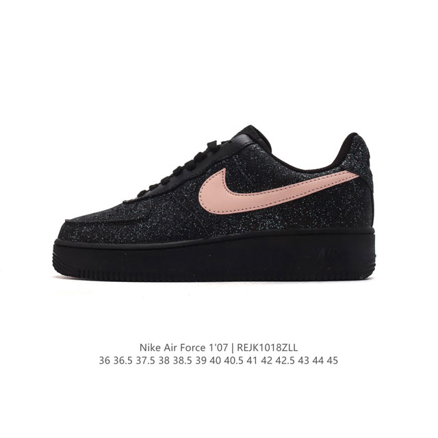 耐克 Nike Air Force 1 '07 Low 空军一号 af1含气垫 低帮百搭厚底增高休闲运动板鞋。柔软、弹性十足的缓震性能和出色的中底设计，横跨复古