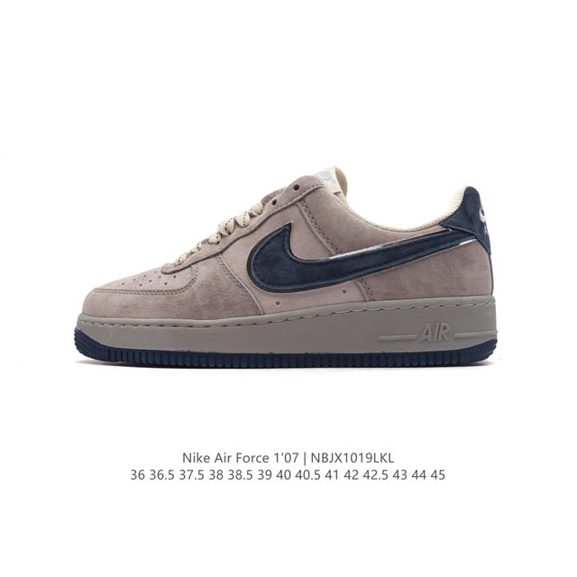 耐克 Nike Air Force 1 '07 Low 空军一号含气垫 低帮百搭厚底增高休闲运动板鞋。柔软、弹性十足的缓震性能和出色的中底设计，横跨复古与现代的