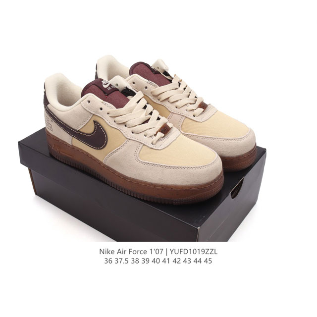 耐克 Nike Air Force 1 '07 Low 空军一号 af1含气垫 低帮百搭厚底增高休闲运动板鞋。柔软、弹性十足的缓震性能和出色的中底设计，横跨复古