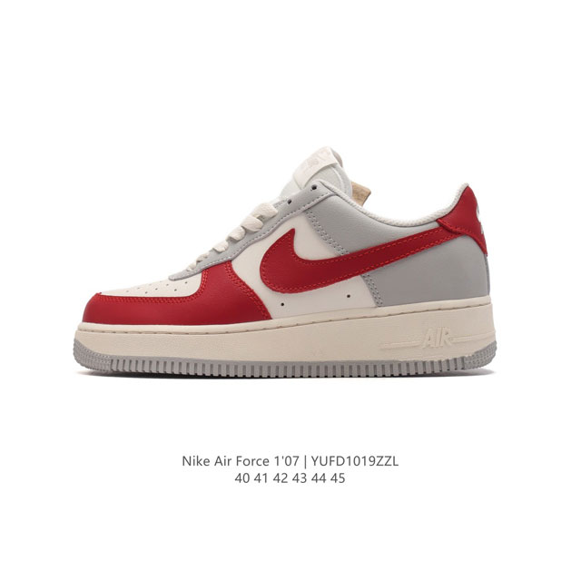 耐克 Nike Air Force 1 '07 Low 空军一号 af1含气垫 低帮百搭厚底增高休闲运动板鞋。柔软、弹性十足的缓震性能和出色的中底设计，横跨复古