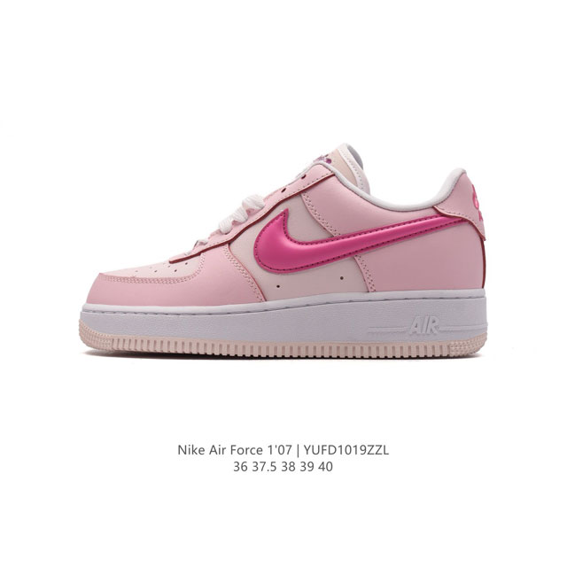 耐克 Nike Air Force 1 '07 Low 空军一号 af1含气垫 低帮百搭厚底增高休闲运动板鞋。柔软、弹性十足的缓震性能和出色的中底设计，横跨复古