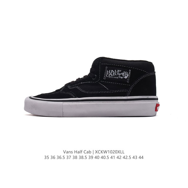 公司级Vans 万斯 Half Cab 秋冬中帮硫化休闲板鞋 经典复古男女鞋情侣鞋硫化运动鞋。 此次以Half cab 为基准，设计师大面积采用高端全翻毛皮打造