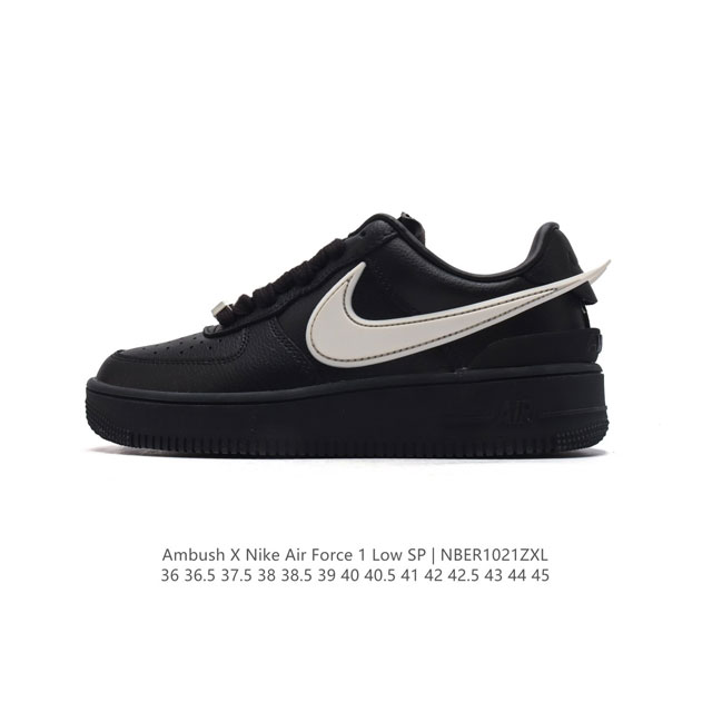 耐克 空军一号 AF1 低帮休闲板鞋 Ambush x Nk Air Force 7 Low SP 空军一号联名标志性的Swoosh延伸至鞋跟之外，鞋舌和鞋垫上