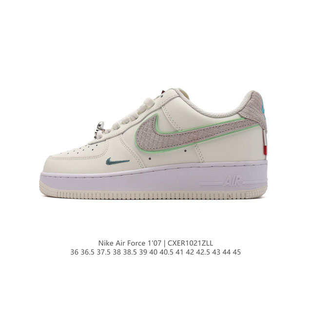 耐克 Nike Air Force 1 '07 Low 空军一号含气垫 低帮百搭厚底增高休闲运动板鞋。柔软、弹性十足的缓震性能和出色的中底设计，横跨复古与现代的