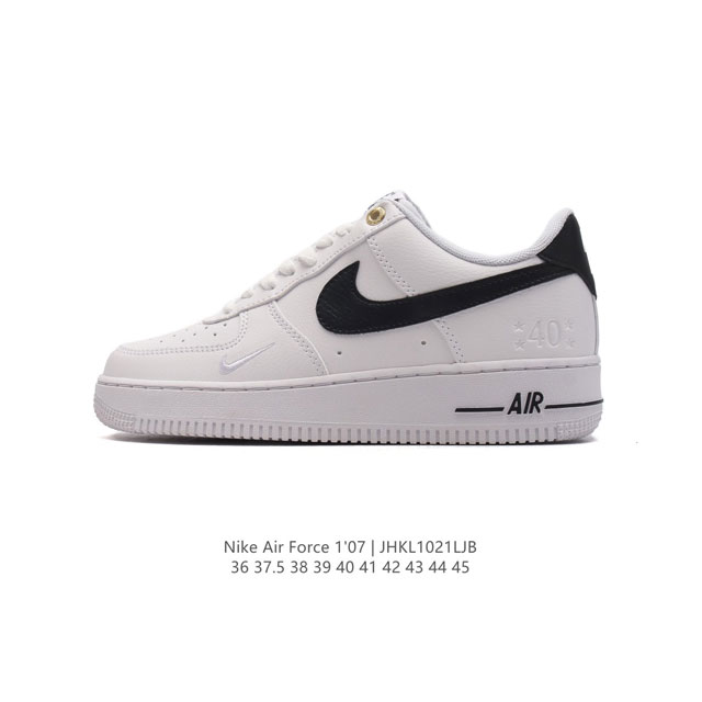 耐克 Nike Air Force 1 '07 Low 空军一号含气垫 低帮百搭厚底增高休闲运动板鞋。柔软、弹性十足的缓震性能和出色的中底设计，横跨复古与现代的