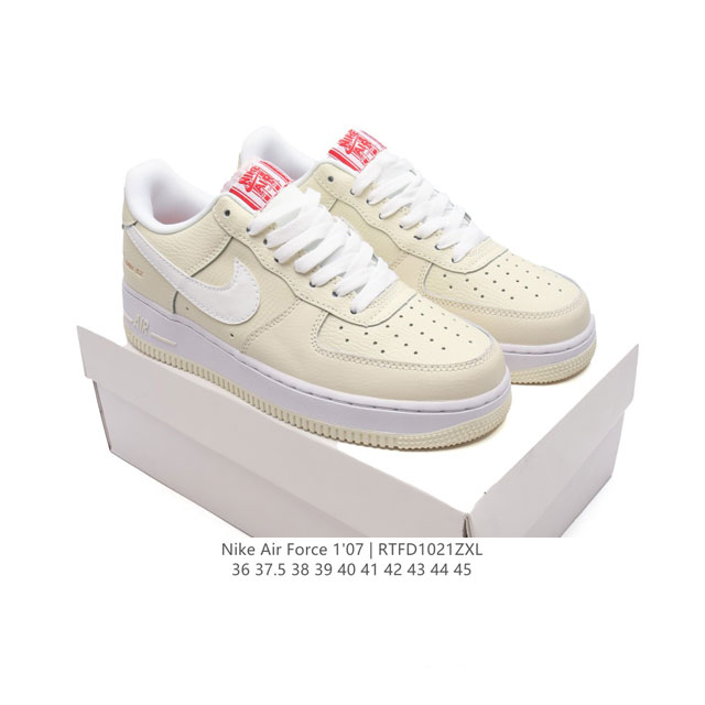 耐克 Nike Air Force 1 '07 Low 空军一号含气垫 低帮百搭厚底增高休闲运动板鞋。柔软、弹性十足的缓震性能和出色的中底设计，横跨复古与现代的