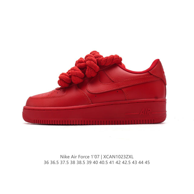 耐克 Nike Air Force 1 '07 Low 空军一号含气垫 低帮百搭厚底增高休闲运动板鞋。柔软、弹性十足的缓震性能和出色的中底设计，横跨复古与现代的