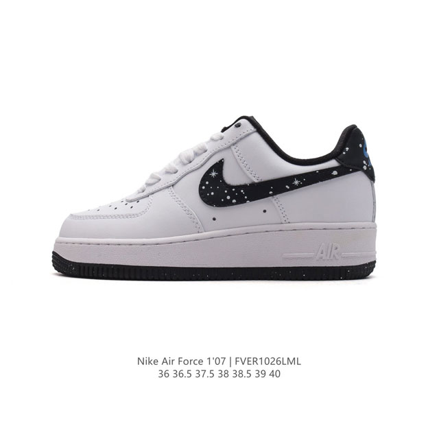 特价 耐克 Nike Air Force 1 '07 Low 空军一号含气垫 低帮百搭厚底增高休闲运动板鞋。柔软、弹性十足的缓震性能和出色的中底设计，横跨复古与