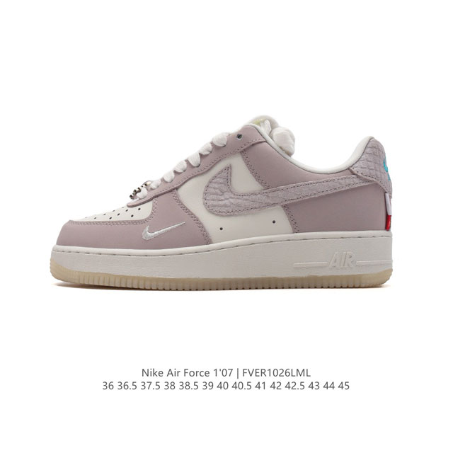 特价 耐克 Nike Air Force 1 '07 Low 空军一号含气垫 低帮百搭厚底增高休闲运动板鞋。柔软、弹性十足的缓震性能和出色的中底设计，横跨复古与