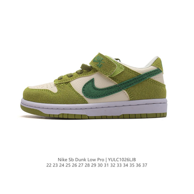 童鞋 耐克 Nike SB Dunk Low Pro 男 女儿童滑板鞋 经典复古运动鞋 采用低帮设计，塑就经典 Dunk 风格。鞋垫后跟搭载 Zoom Air