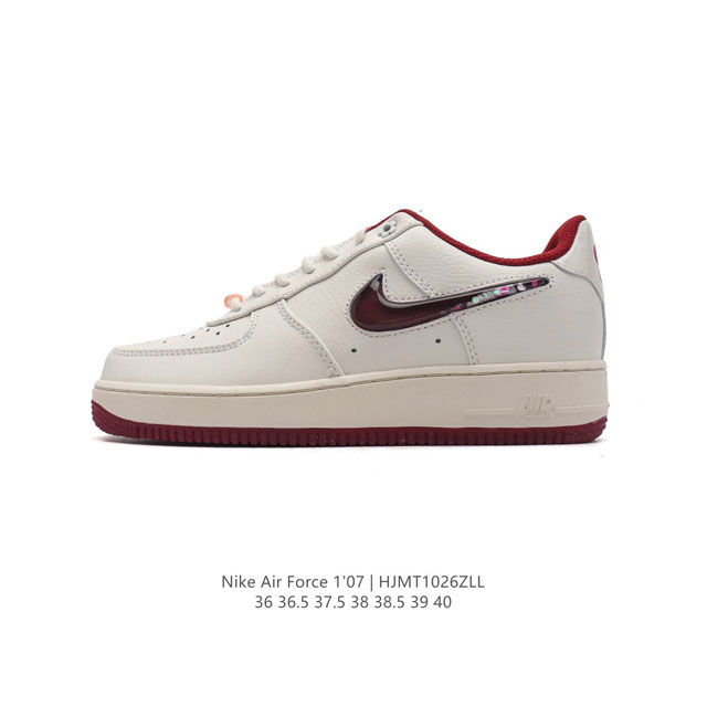 耐克 Nike Air Force 1 '07 Low 空军一号含气垫 低帮百搭厚底增高休闲运动板鞋。柔软、弹性十足的缓震性能和出色的中底设计，横跨复古与现代的