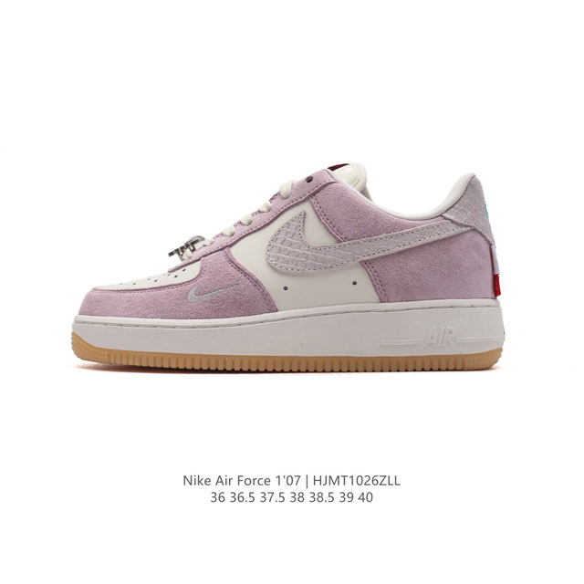 耐克 Nike Air Force 1 '07 Low 空军一号含气垫 低帮百搭厚底增高休闲运动板鞋。柔软、弹性十足的缓震性能和出色的中底设计，横跨复古与现代的