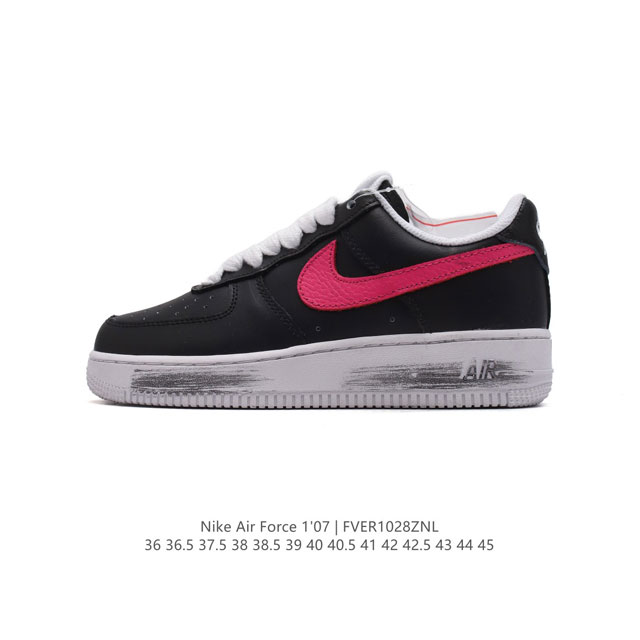 公司级 耐克 Nike Air Force 1 '07 Low 空军一号含气垫 低帮百搭厚底增高休闲运动板鞋。柔软、弹性十足的缓震性能和出色的中底设计，横跨复古