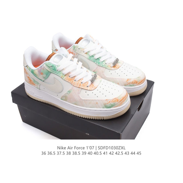 耐克 Nike Air Force 1 '07 Low 空军一号含气垫 低帮百搭厚底增高休闲运动板鞋。柔软、弹性十足的缓震性能和出色的中底设计，横跨复古与现代的