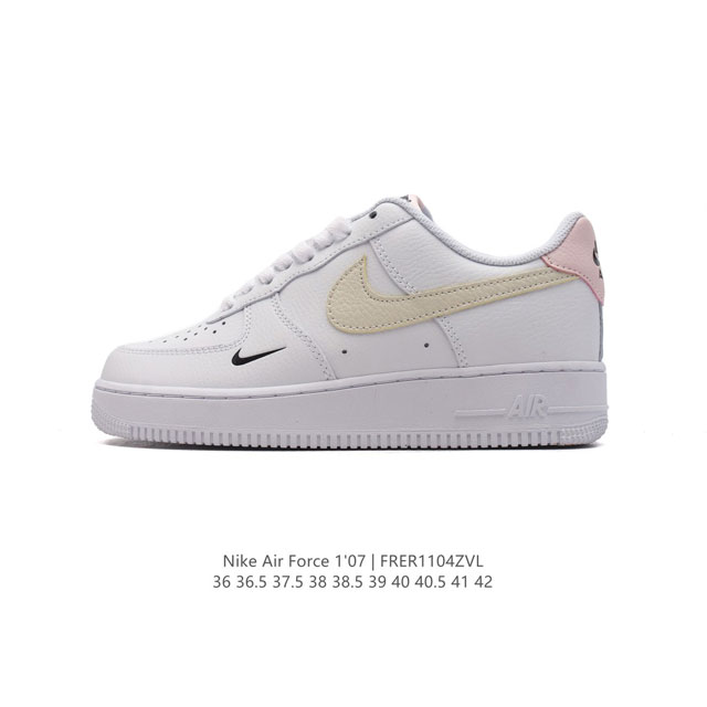 耐克 Nike Air Force 1 '07 Low 空军一号含气垫 低帮百搭厚底增高休闲运动板鞋。柔软、弹性十足的缓震性能和出色的中底设计，横跨复古与现代的