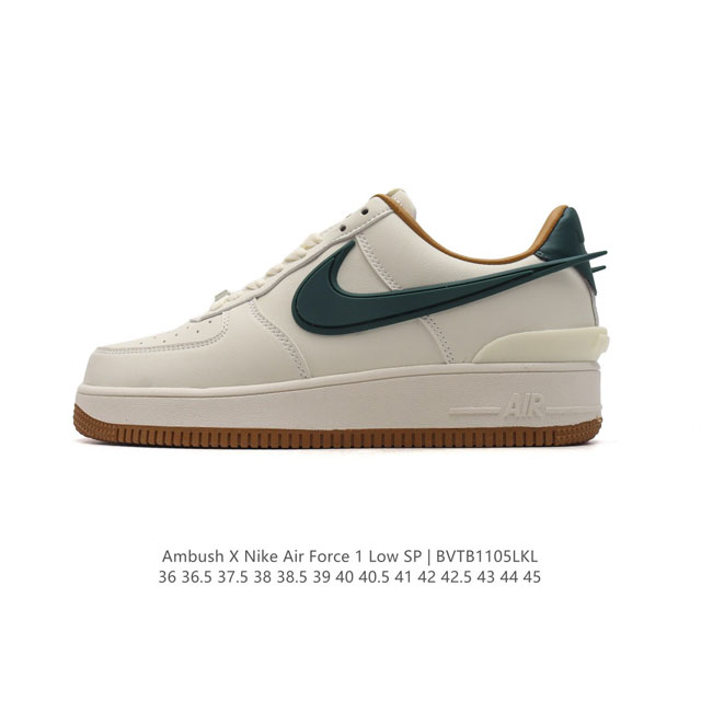 耐克 空军一号 AF1 低帮休闲板鞋 Ambush x Nk Air Force 1'07 Low SP 空军一号联名标志性的Swoosh延伸至鞋跟之外，鞋舌和