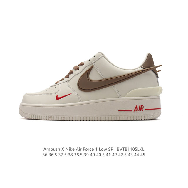 耐克 空军一号 AF1 低帮休闲板鞋 Ambush x Nk Air Force 1'07 Low SP 空军一号联名标志性的Swoosh延伸至鞋跟之外，鞋舌和