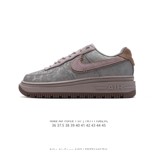 耐克 Nike Air Force 1 '07 Low 空军一号含气垫 低帮百搭厚底增高休闲运动板鞋。柔软、弹性十足的缓震性能和出色的中底设计，横跨复古与现代的