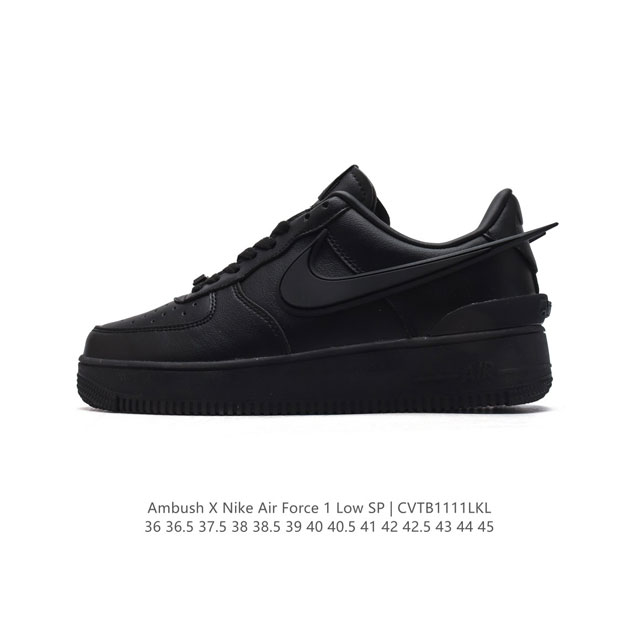 耐克 空军一号 AF1 低帮休闲板鞋 Ambush x Nk Air Force 1'07 Low SP 空军一号联名标志性的Swoosh延伸至鞋跟之外，鞋舌和