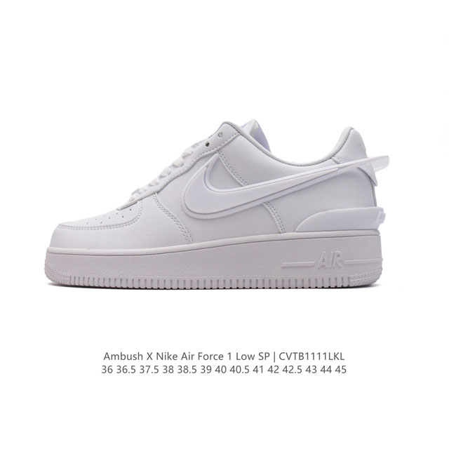 耐克 空军一号 AF1 低帮休闲板鞋 Ambush x Nk Air Force 1'07 Low SP 空军一号联名标志性的Swoosh延伸至鞋跟之外，鞋舌和