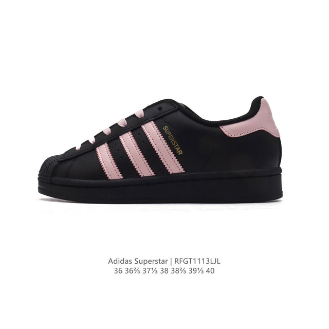 阿迪达斯 Adidas Superstar 三叶草经典贝壳头系列 新款休闲板鞋潮流男女士运动鞋 。鞋面柔软皮革材质 标志性的贝壳鞋头，锯齿三条纹，简约的线条。就