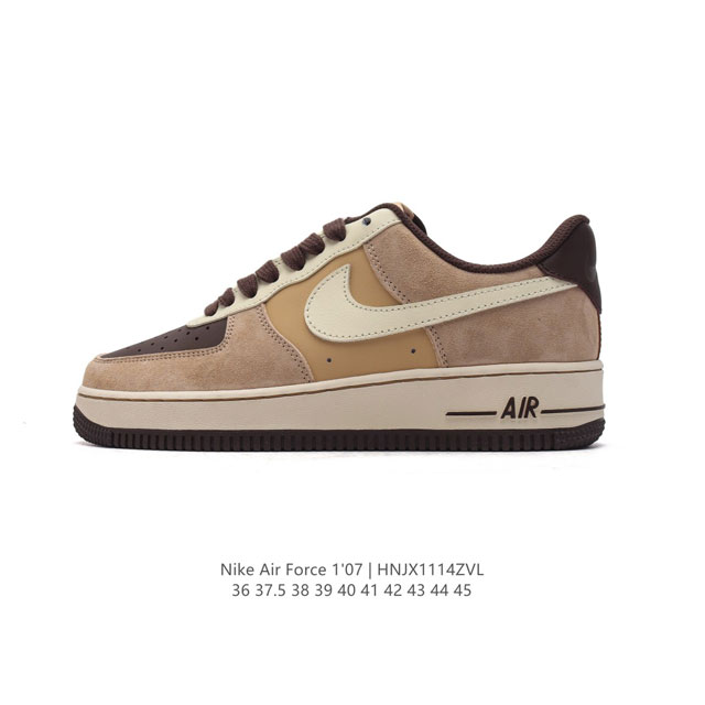 耐克 Nike Air Force 1 '07 Low 空军一号含气垫 低帮百搭厚底增高休闲运动板鞋。柔软、弹性十足的缓震性能和出色的中底设计，横跨复古与现代的