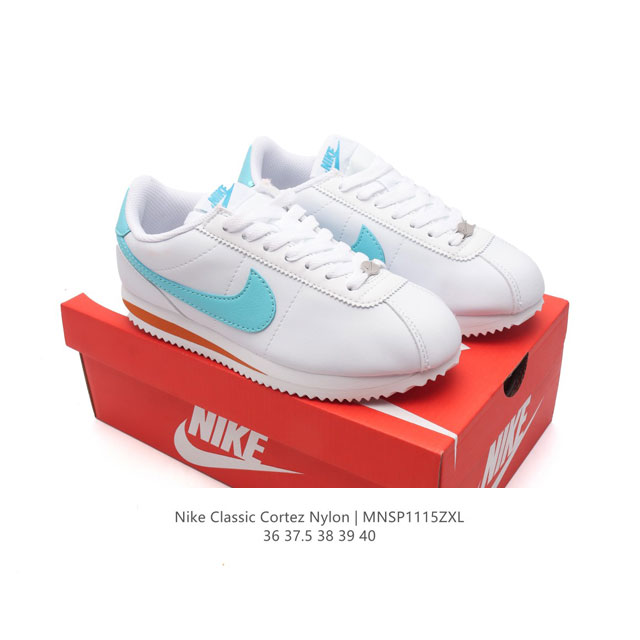 Nike Classic Cortez Nylon 耐克阿甘鞋女子运动鞋。秉承元年款经典风格，糅合防水鞋面设计，令双足保持干爽舒适。防水锦纶鞋面强势抵御风雨侵袭