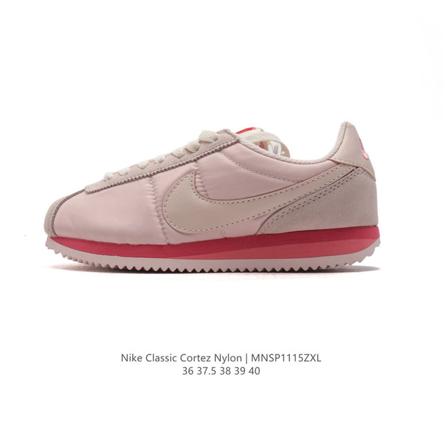 Nike Classic Cortez Nylon 耐克阿甘鞋女子运动鞋。秉承元年款经典风格，糅合防水鞋面设计，令双足保持干爽舒适。防水锦纶鞋面强势抵御风雨侵袭