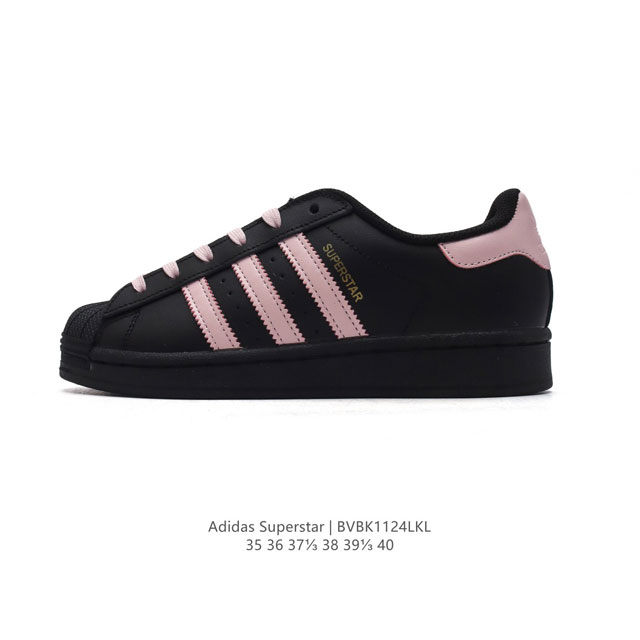 阿迪达斯 Adidas Superstar 三叶草经典贝壳头系列 新款休闲板鞋潮流女士运动鞋 。鞋面柔软皮革材质 标志性的贝壳鞋头，锯齿三条纹，简约的线条。就连