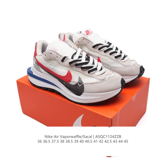 真标 耐克 Sacai X Nike Vaporwaffle 华夫三代3.0 走秀重磅联名款运动鞋 。鞋款由pegasus与vaporfly两款鞋型的设计元素共