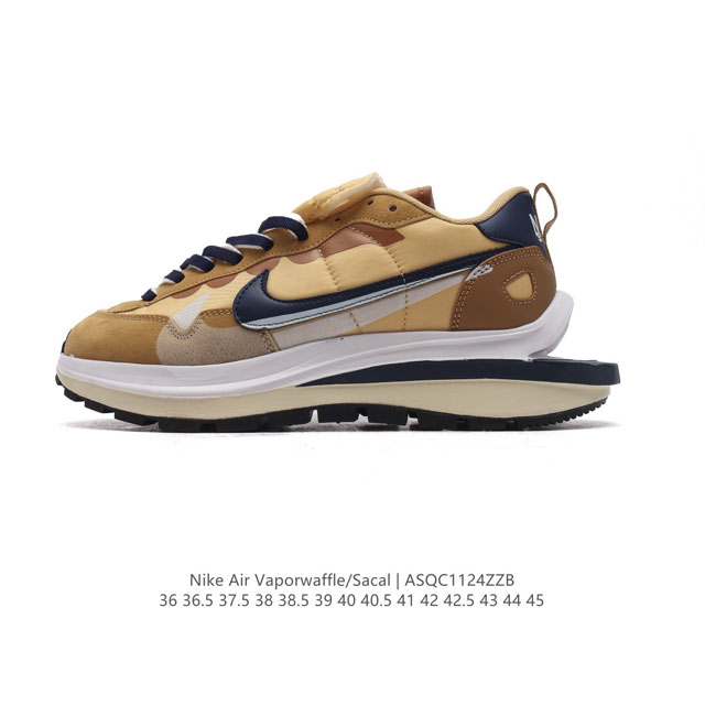 真标 耐克 Sacai X Nike Vaporwaffle 华夫三代3.0 走秀重磅联名款运动鞋 。鞋款由pegasus与vaporfly两款鞋型的设计元素共