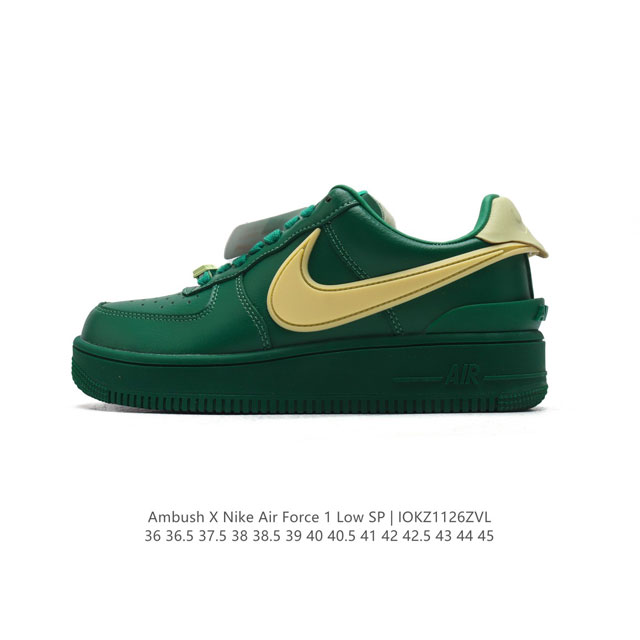 耐克 空军一号 Af1 低帮休闲板鞋 Ambush X Nk Air Force 7 Low Sp 空军一号联名标志性的swoosh延伸至鞋跟之外，鞋舌和鞋垫上