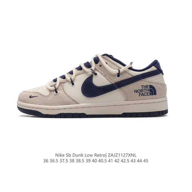 公司级 耐克 Nike Dunk Low Retro 运动鞋复古板鞋 解构绑带 双鞋带 北脸 北面联名。作为 80 年代经典篮球鞋款，起初专为硬木球场打造，后来