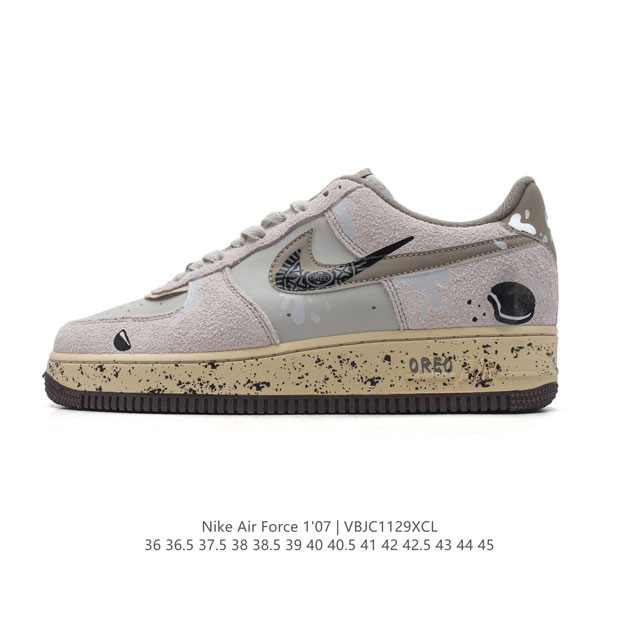 公司级 耐克 Nike Air Force 1 '07 Low 空军一号含气垫 低帮百搭厚底增高休闲运动板鞋。柔软、弹性十足的缓震性能和出色的中底设计，横跨复古