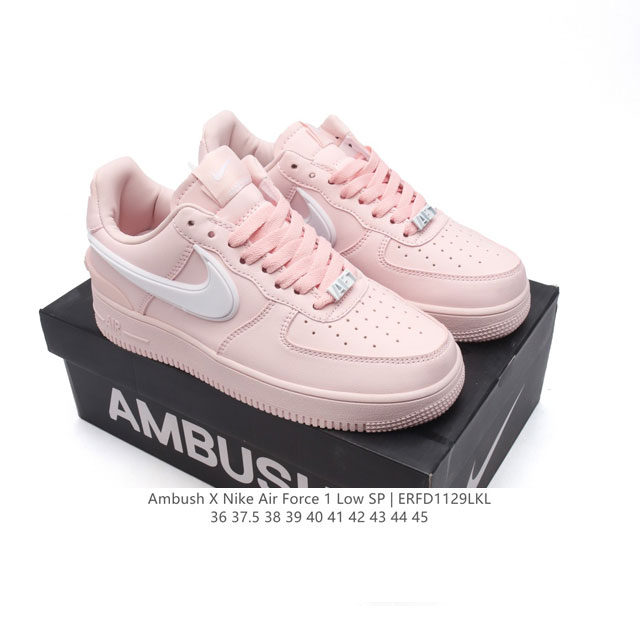 耐克 空军一号 Af1 低帮休闲板鞋 Ambush X Nk Air Force 1'07 Low Sp 空军一号联名标志性的swoosh延伸至鞋跟之外，鞋舌和