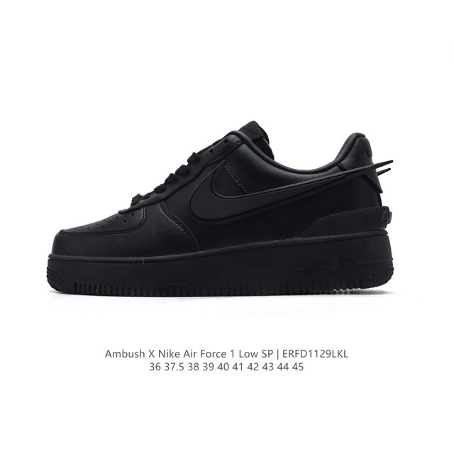 耐克 空军一号 Af1 低帮休闲板鞋 Ambush X Nk Air Force 1'07 Low Sp 空军一号联名标志性的swoosh延伸至鞋跟之外，鞋舌和